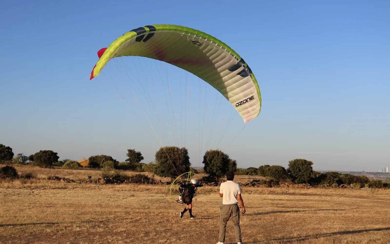 Despegue de paramotor en la escuela de Valdemorillo - ParamotorMadrid