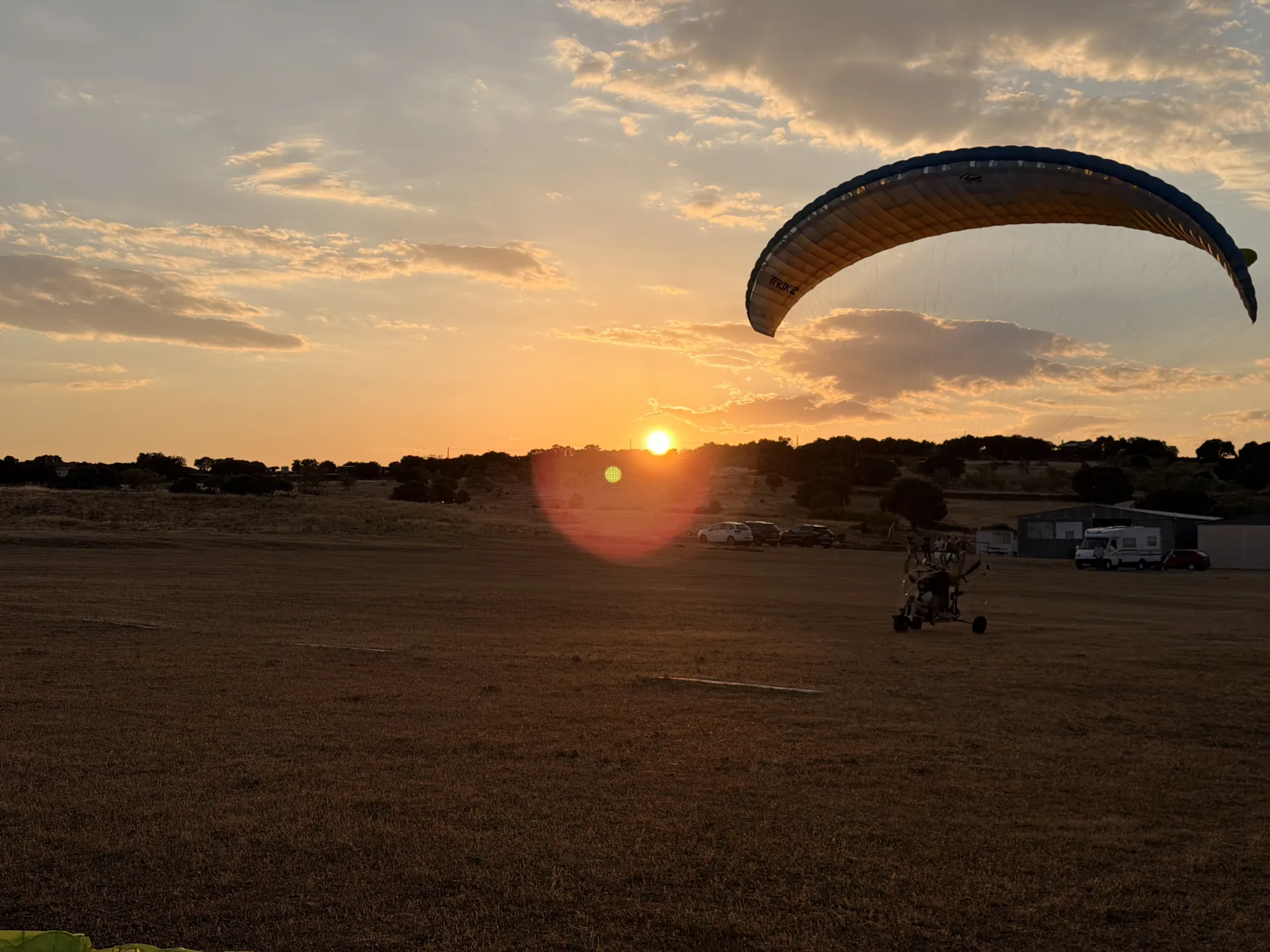 Paratrike al atardecer en el aeródromo de Valdemorillo, campo de vuelo exclusivo de ParamotorMadrid