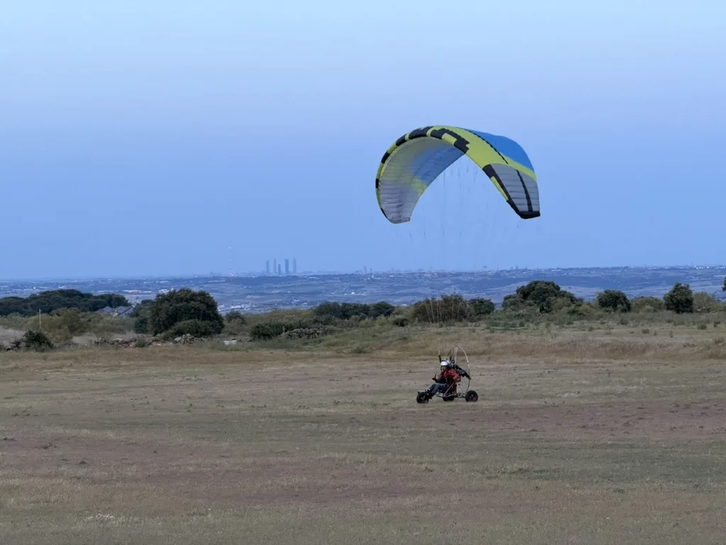 Despegue de paramotor durante la formación en el campo de vuelo de Valdemorillo (Madrid)