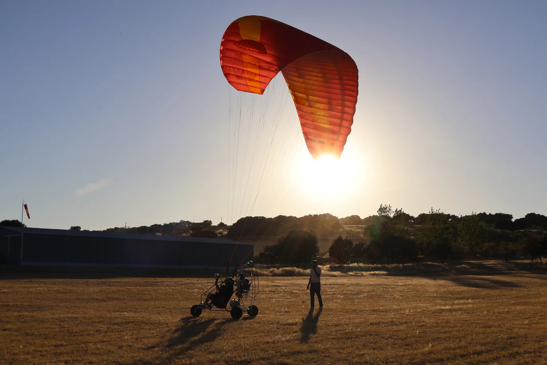 Paratrike volando al atardecer en Valdemorillo (Madrid) - ParamotorMadrid