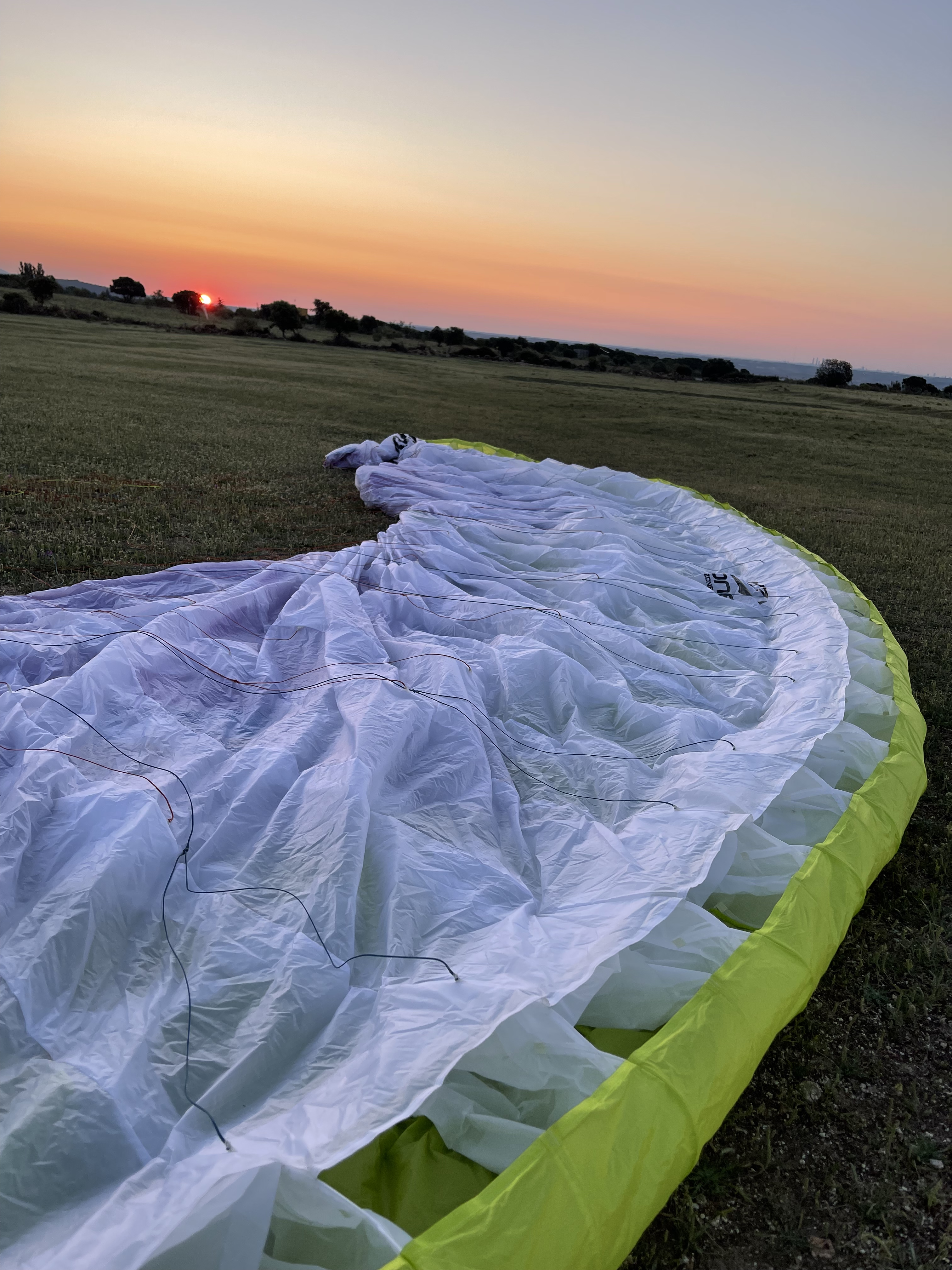 Paramotor y paratrike: material y práctica en el campo de vuelo de Valdemorillo (Madrid)