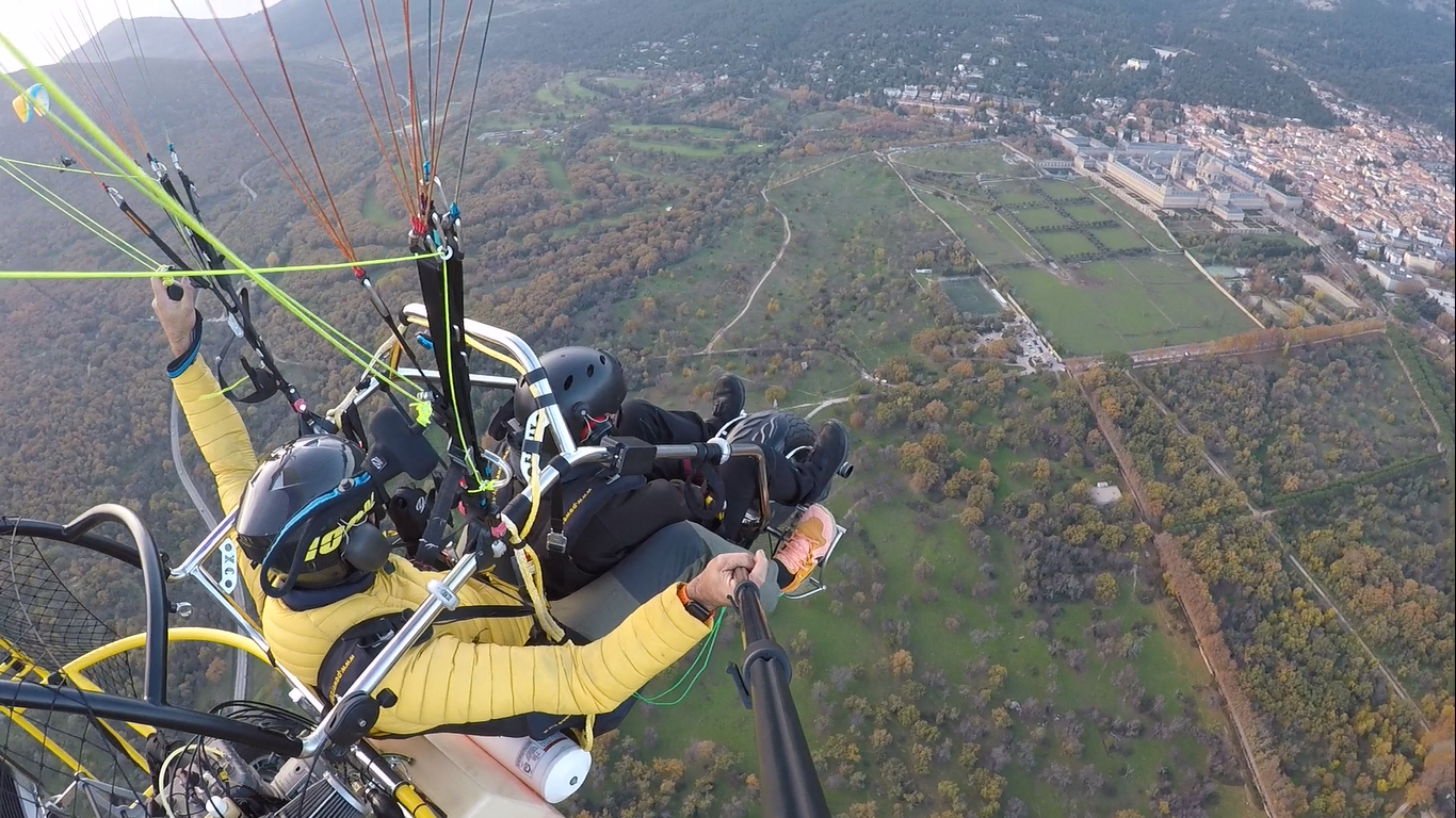 Vuelo en paratrike biplaza sobre el entorno de El Escorial - ParamotorMadrid