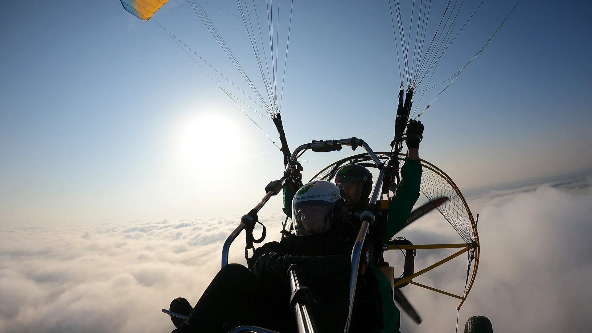 Vuelo en paratrike entre nubes sobre Valdemorillo (Madrid) - ParamotorMadrid